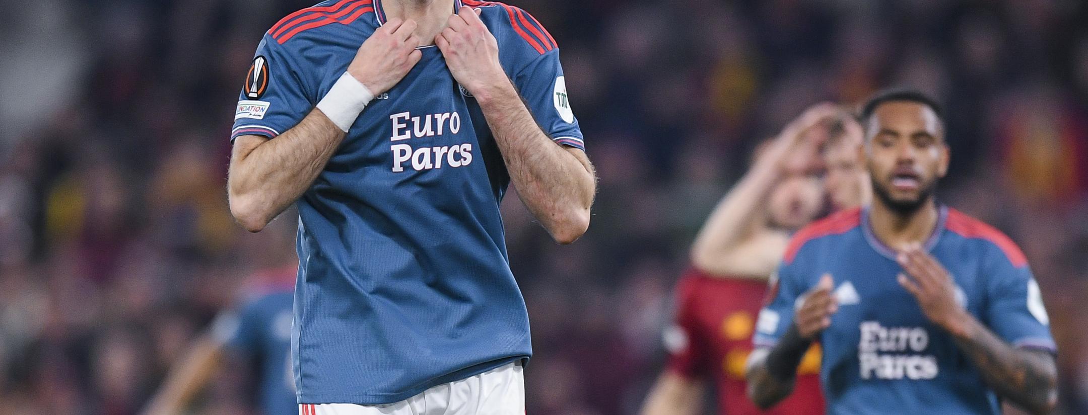 Primera tarjeta roja de Santi Giménez