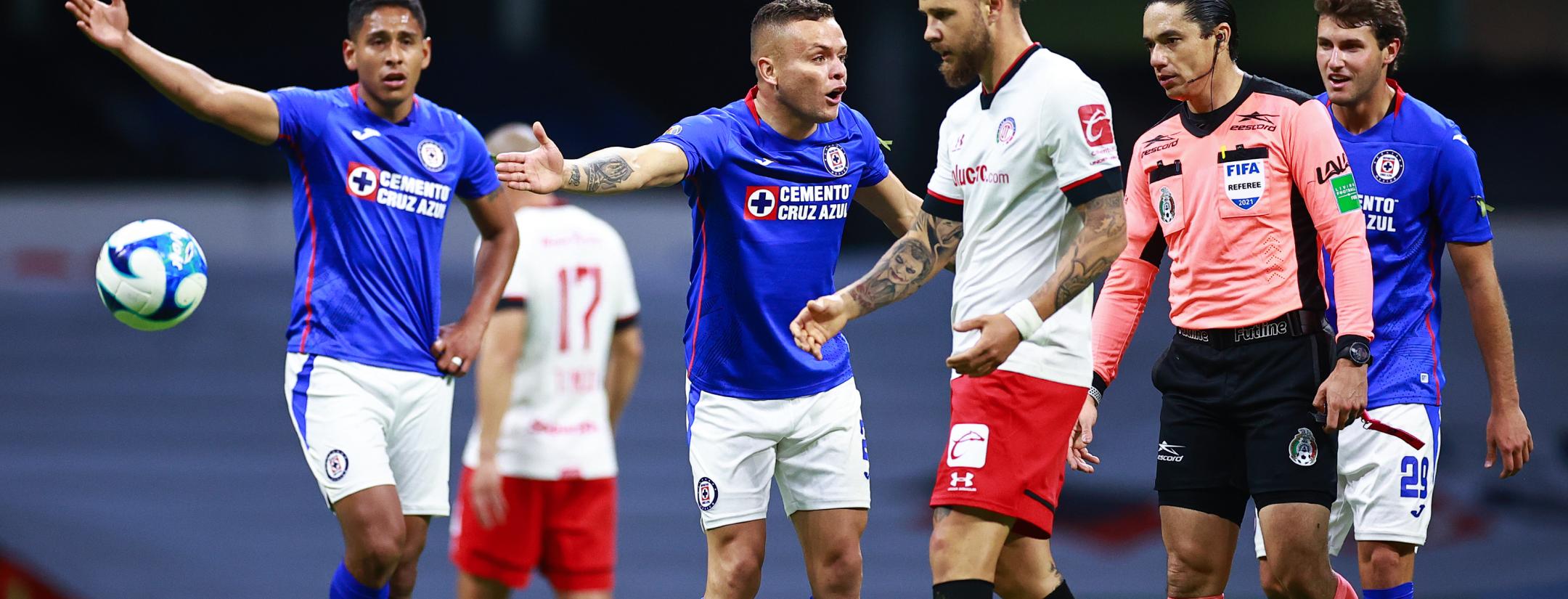Árbitro evita gol de Cruz Azul