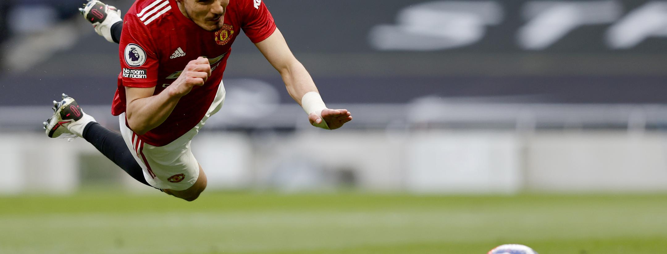 Edinson Cavani diving header