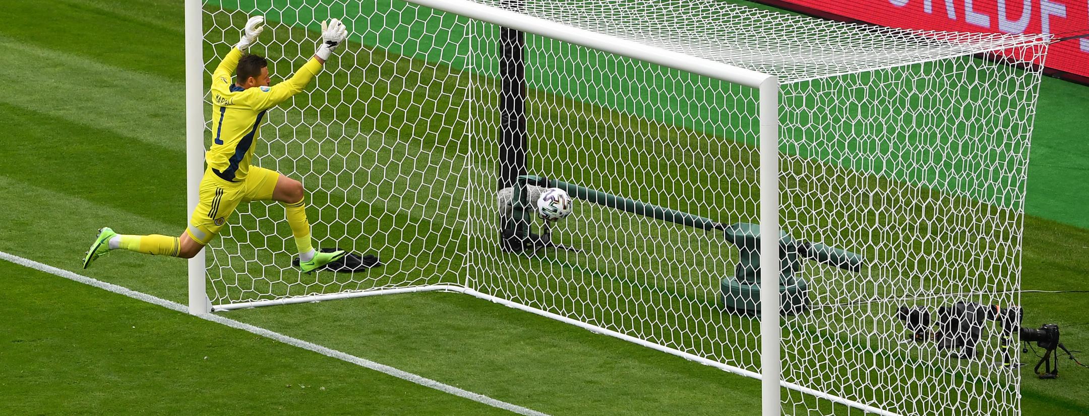 Gol Desde Media Cancha De Patrik Schick