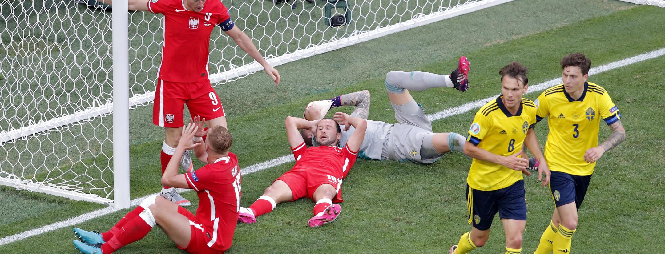 Lewandowski Hits Crossbar Vs Sweden