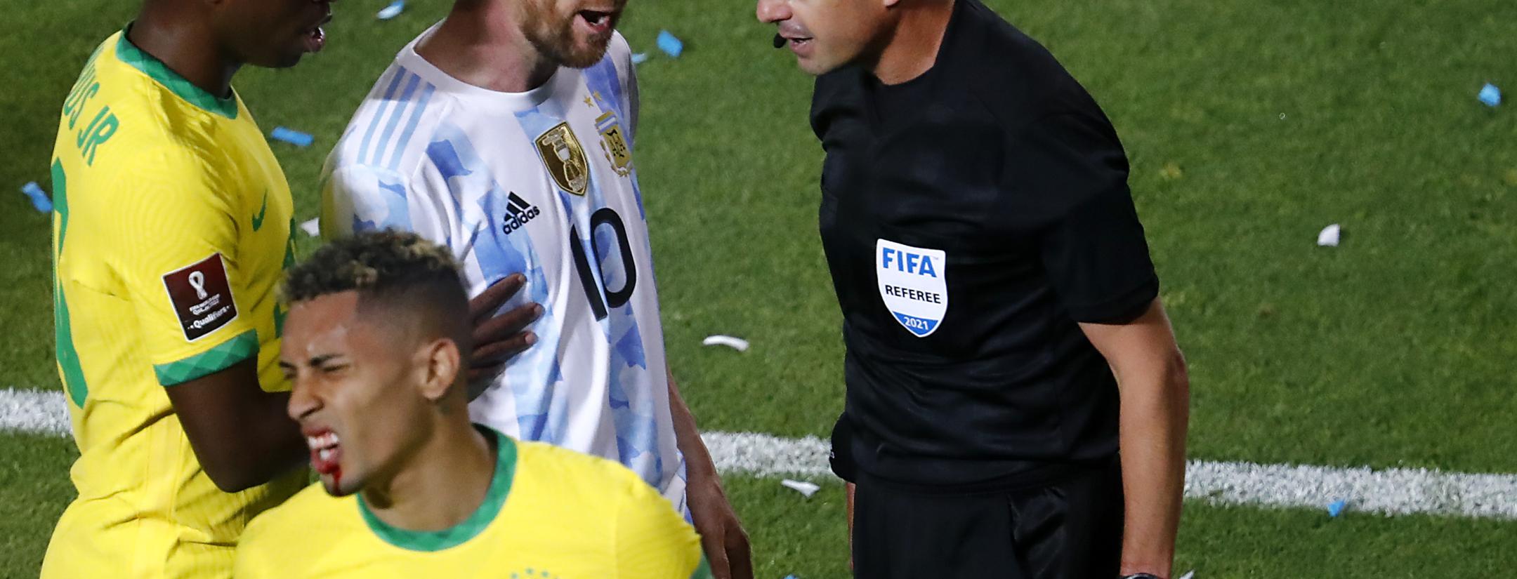 Otamendi elbow on Raphinha