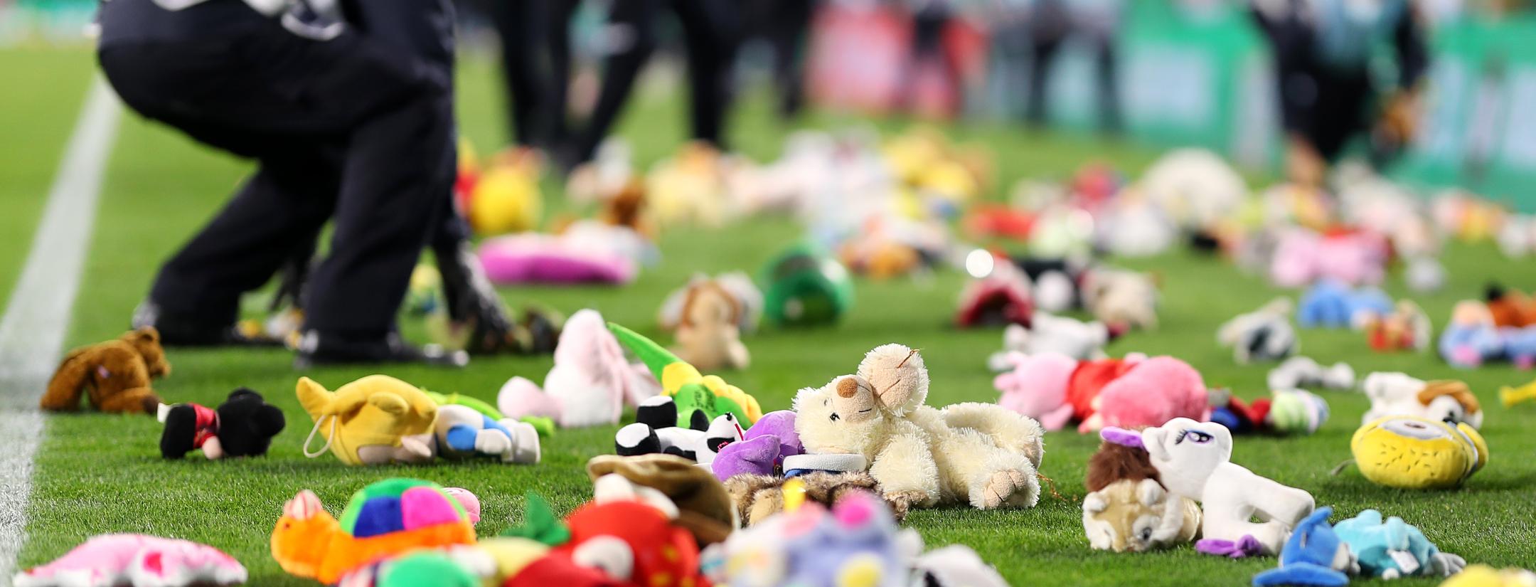 Lluvia de peluches Real Betis