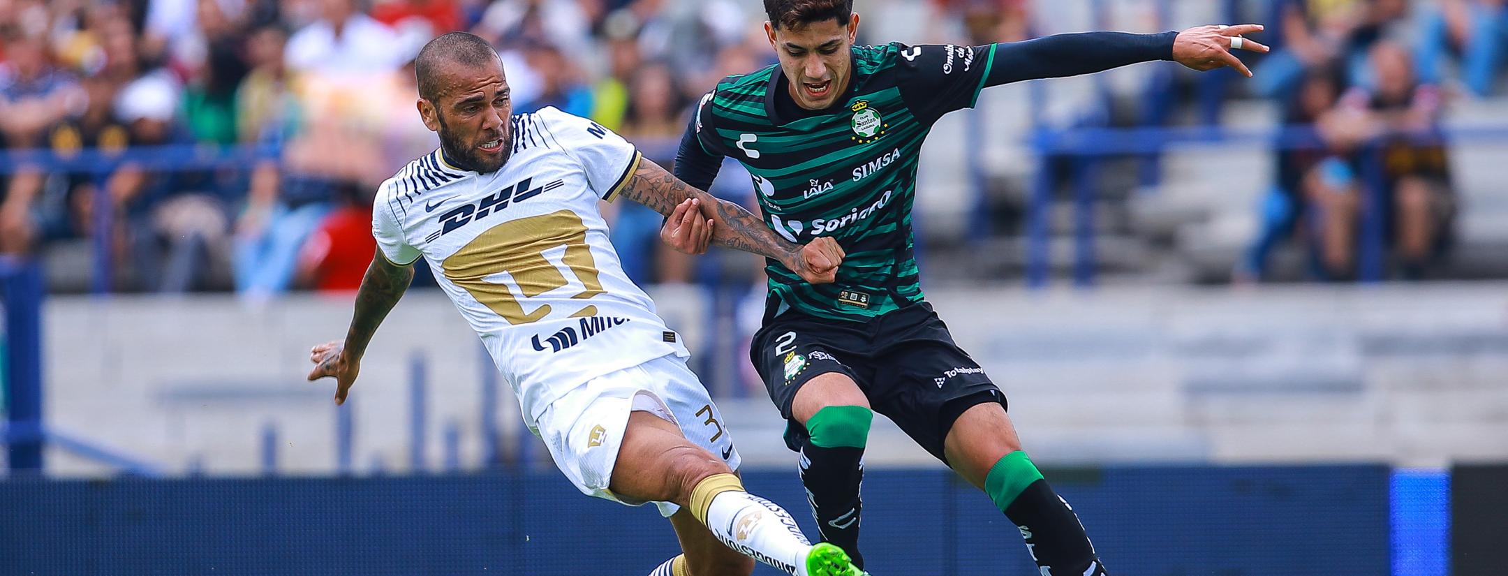 Abucheos a Dani Alves 