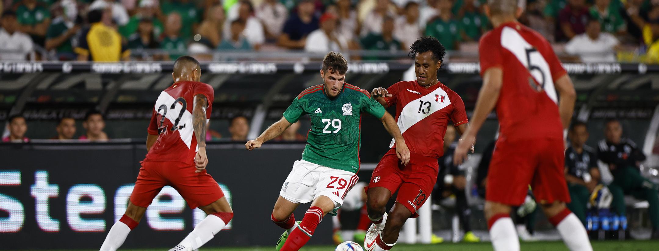 Santiago Giménez podría quedar fuera del Mundial