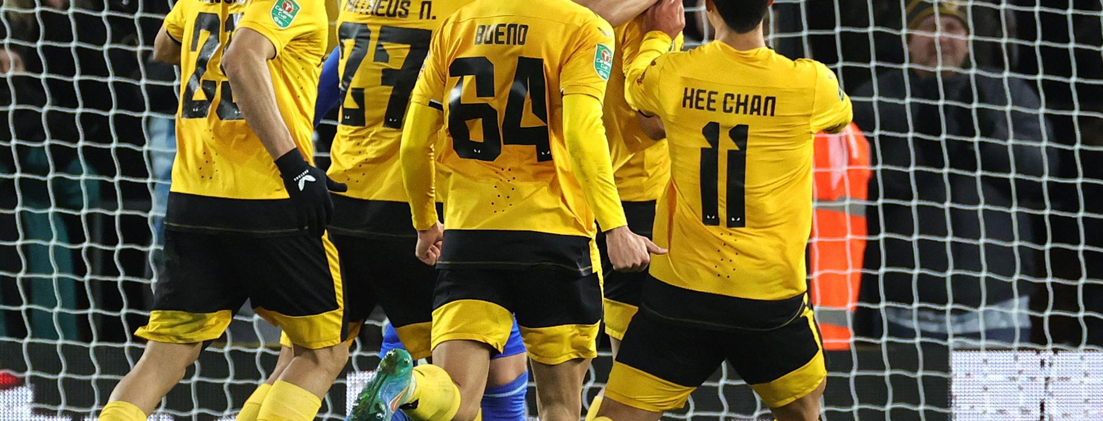 Gol de Raúl Jiménez en la Carabao Cup.