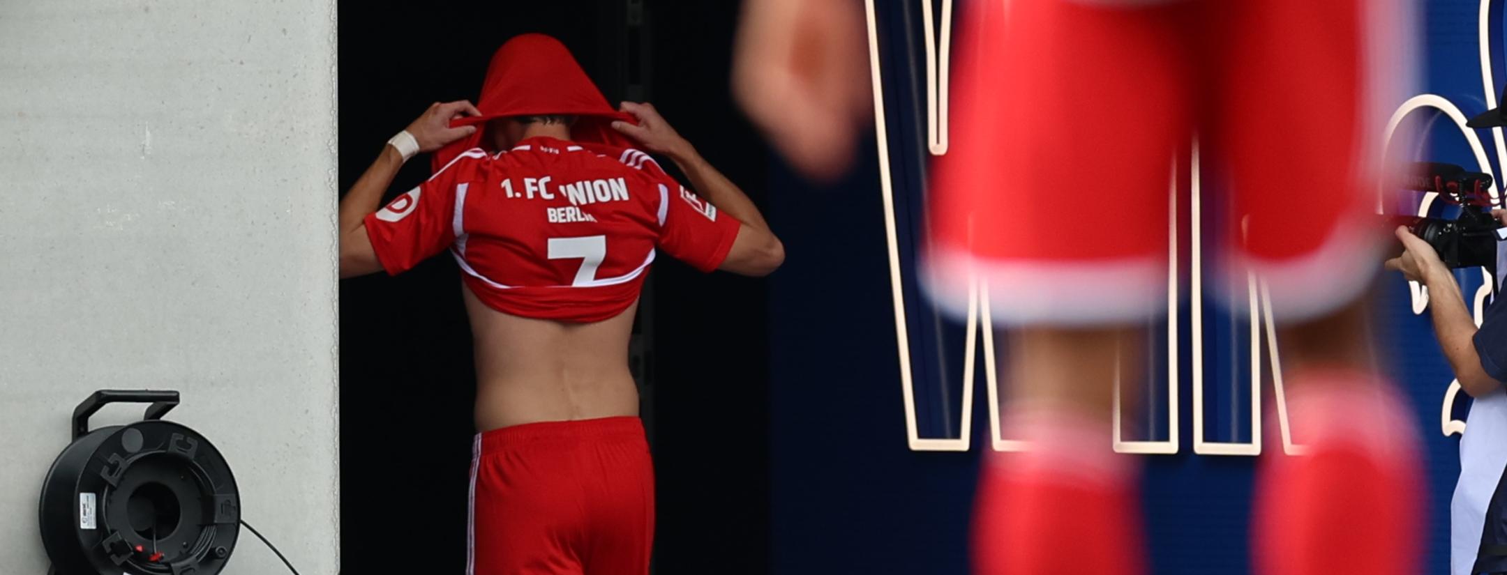 Brenden Aaronson red card