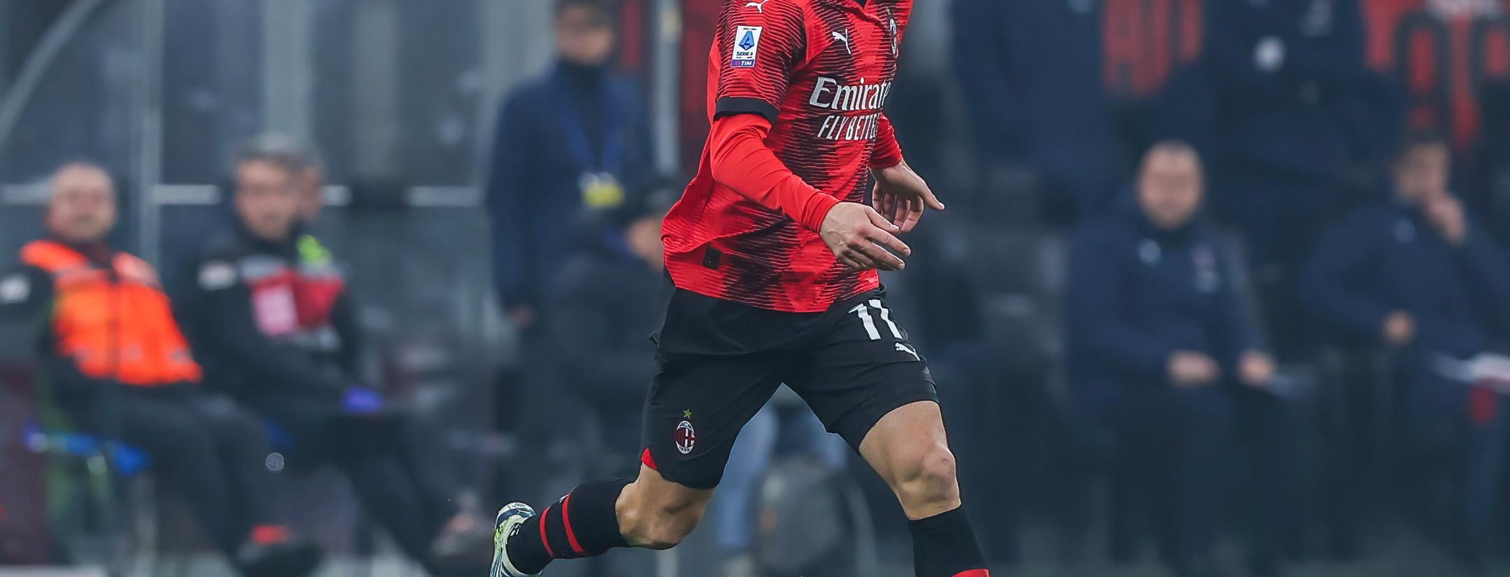 Christian Pulisic dribbling the ball in AC Milan's Serie A match against Bologna