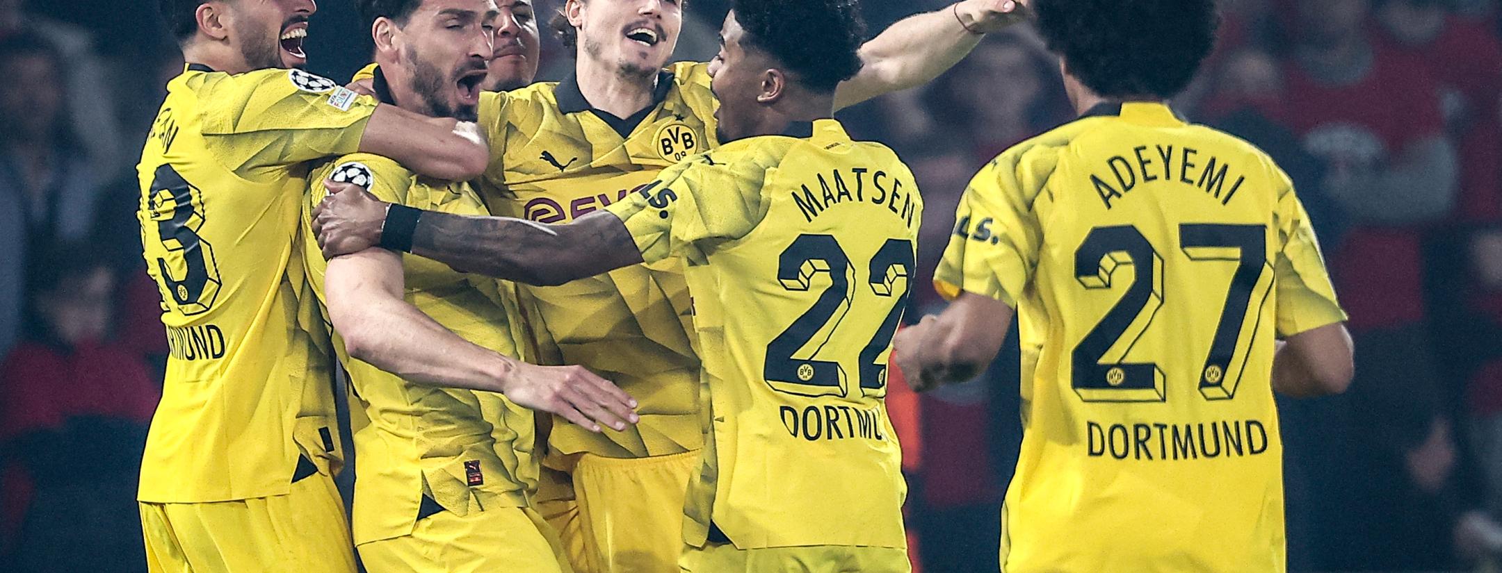 Teammates celebrate Mats Hummels goal vs. PSG