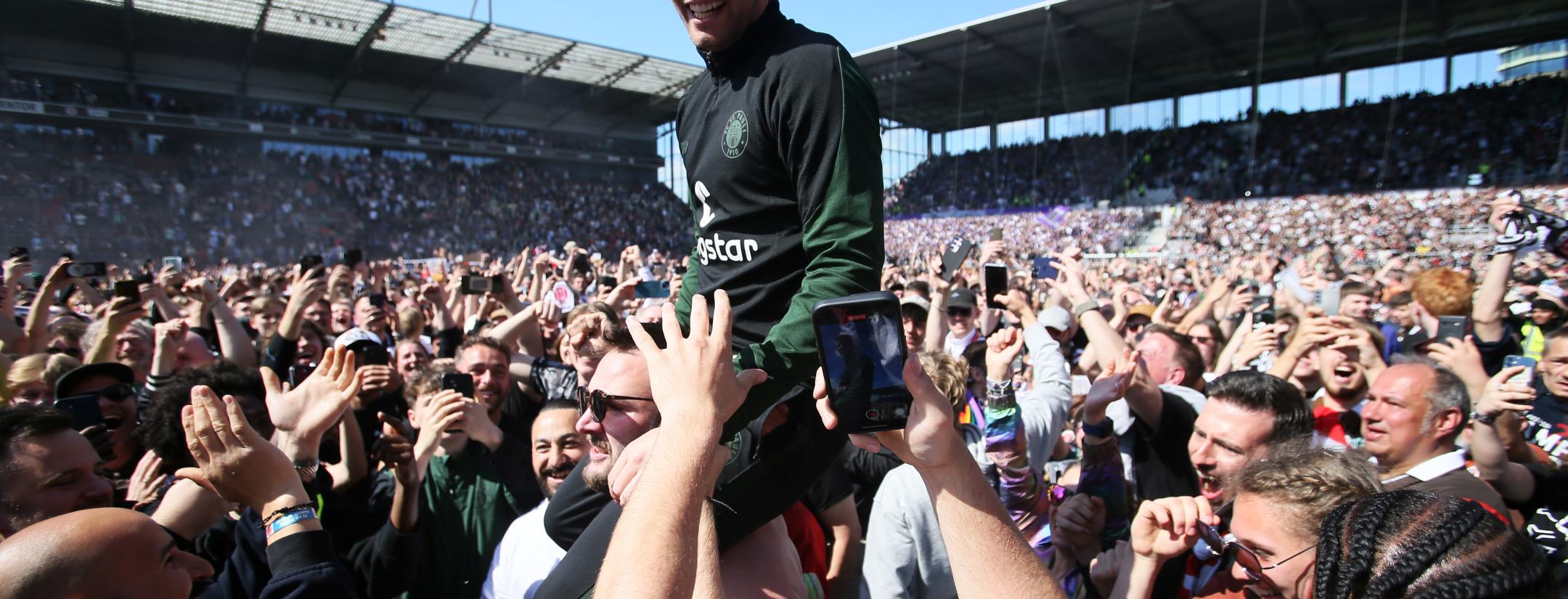 Fabian Hurzeler celebrates promotion with St. Pauli