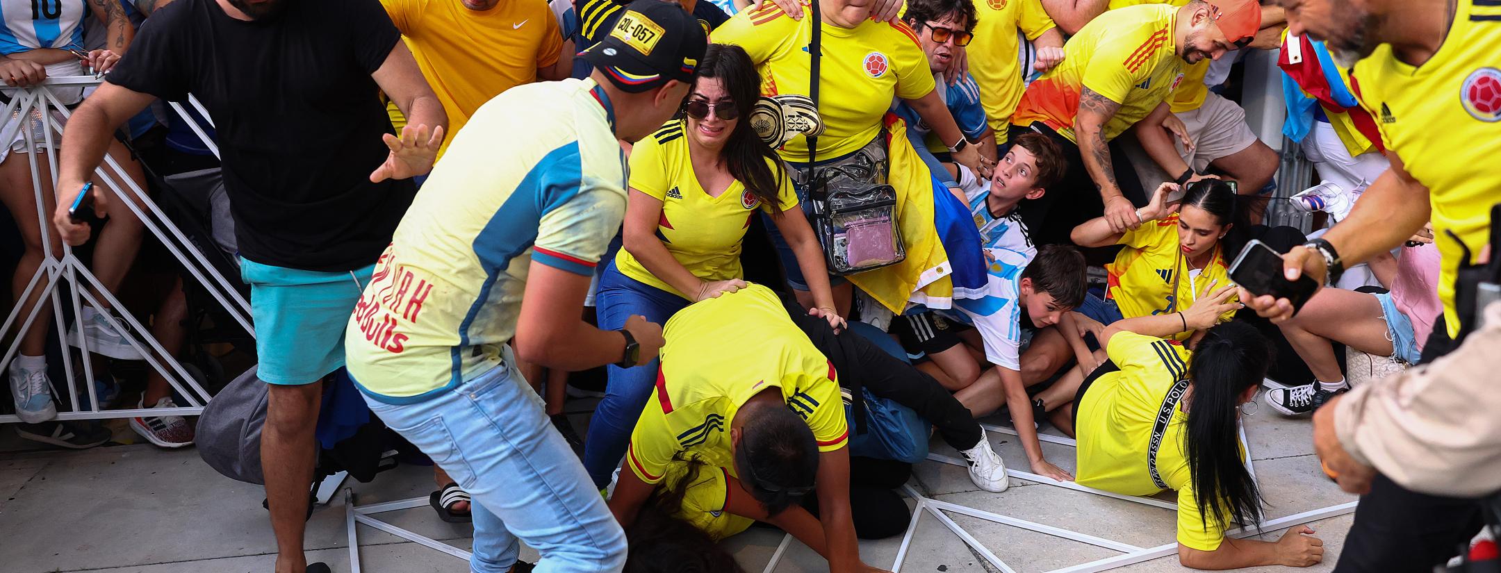 Aficionados de Colombia y Argentina intentan pasar la puerta en medio de disturbios durante el partido final de la CONMEBOL Copa América 2024 entre Argentina y Colombia en el Estadio Hard Rock.