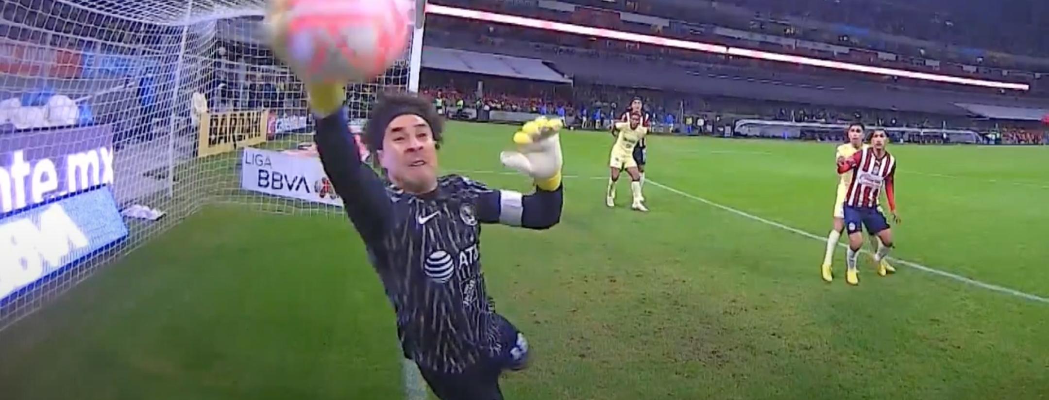 ¿Gol no cobrado a Chivas o atajada de Memo Ochoa?