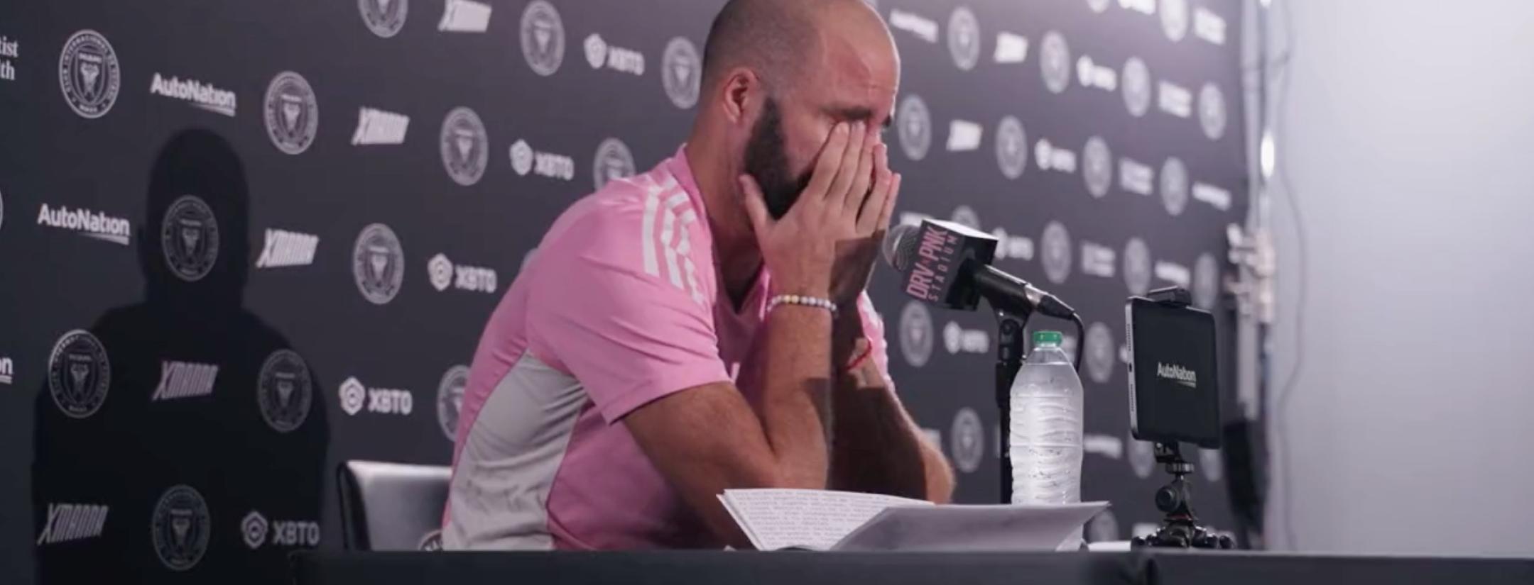 Gonzalo Higuaín announces retirement.