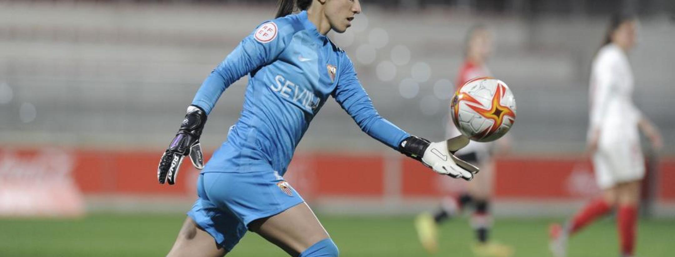 Atajada de Itzel González