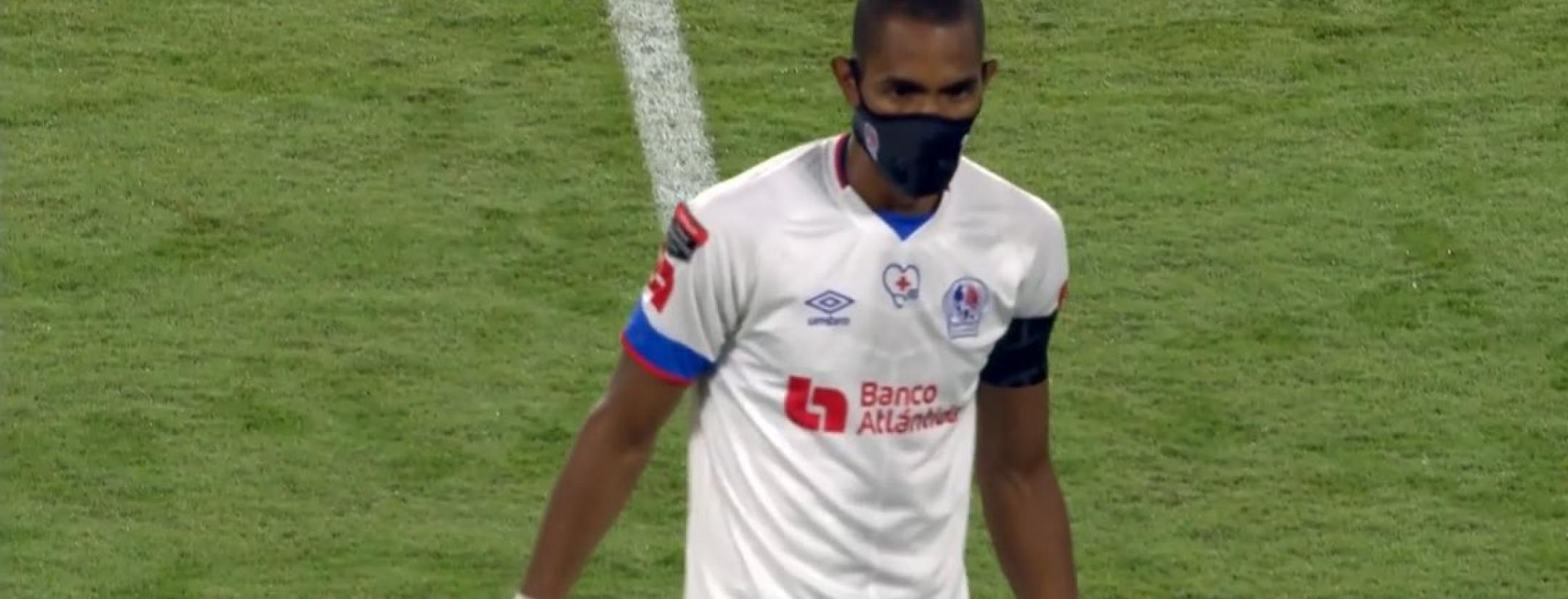 Jerry Bengtson wears mask during soccer game