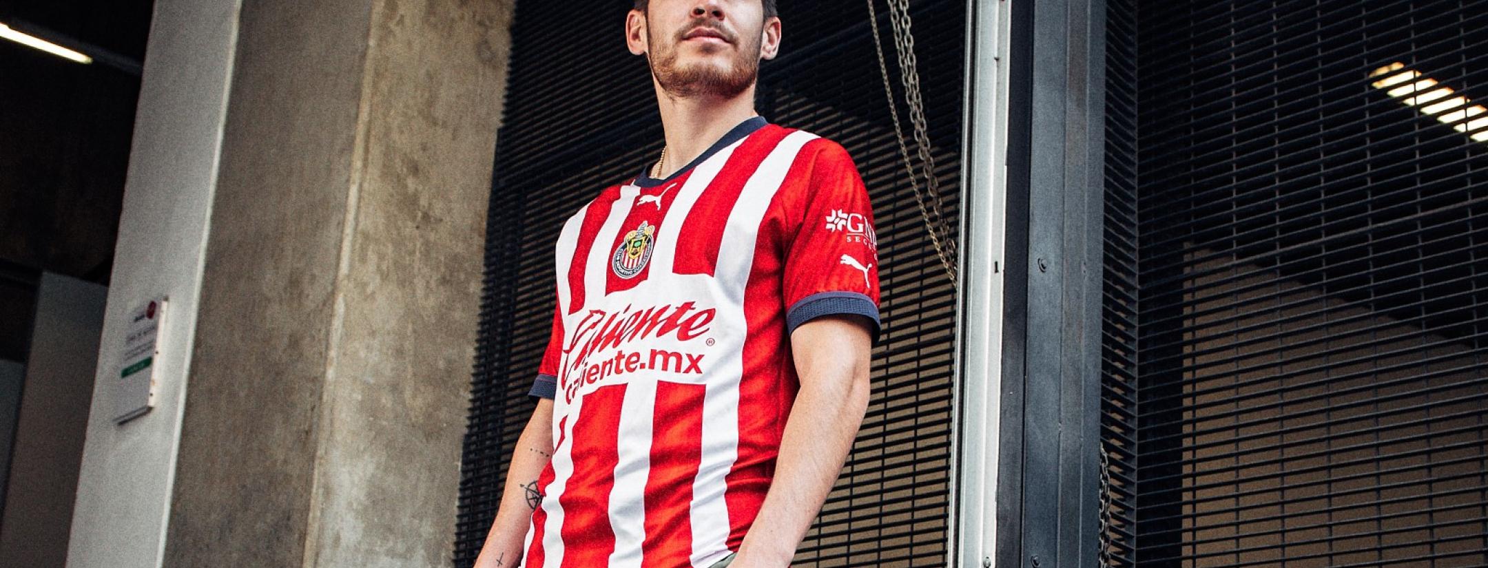 Canelo Angulo posando con Jersey Chivas 2022-23