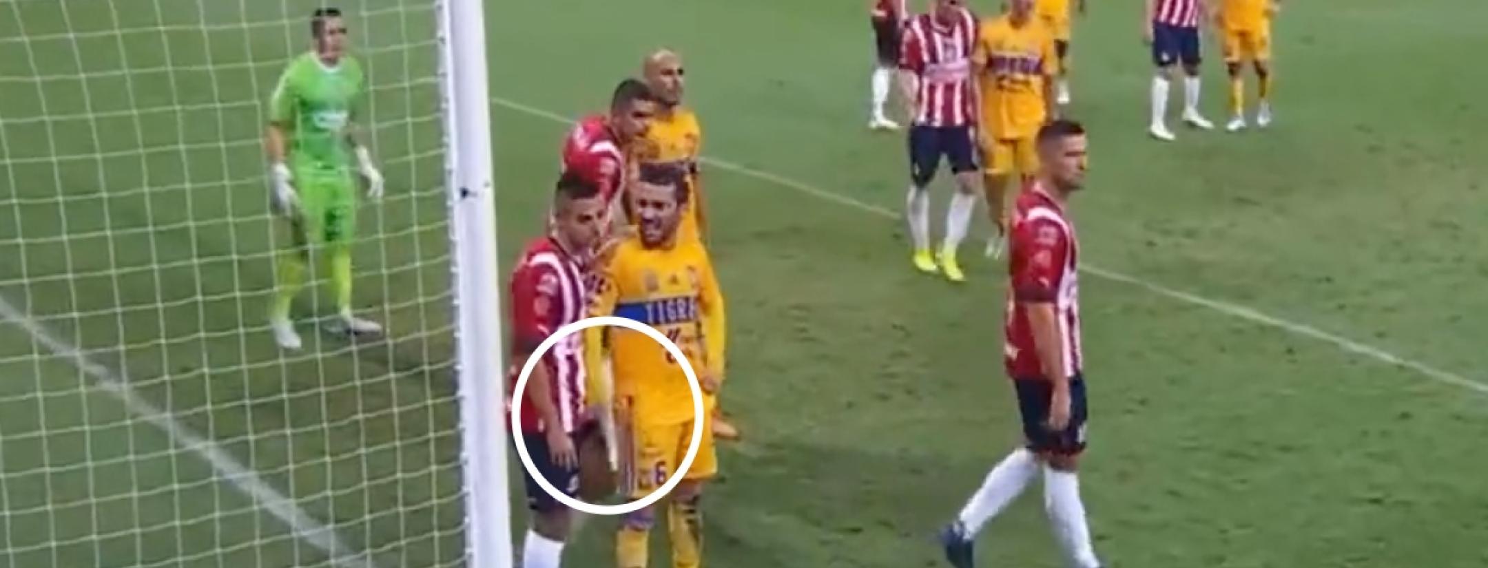 Juan Pablo Vigón touches Piojo Alvarado private parts