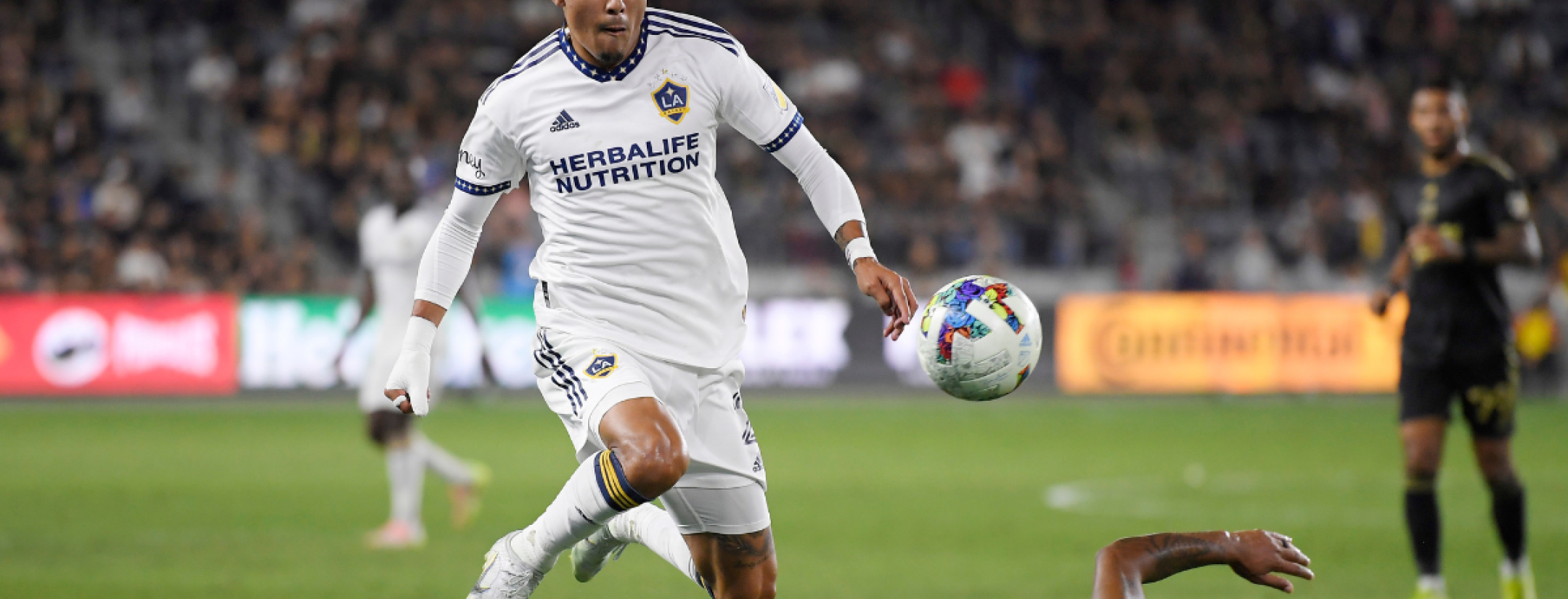 ¿Qué pasó con el traspaso de Julián Araujo al Barcelona?