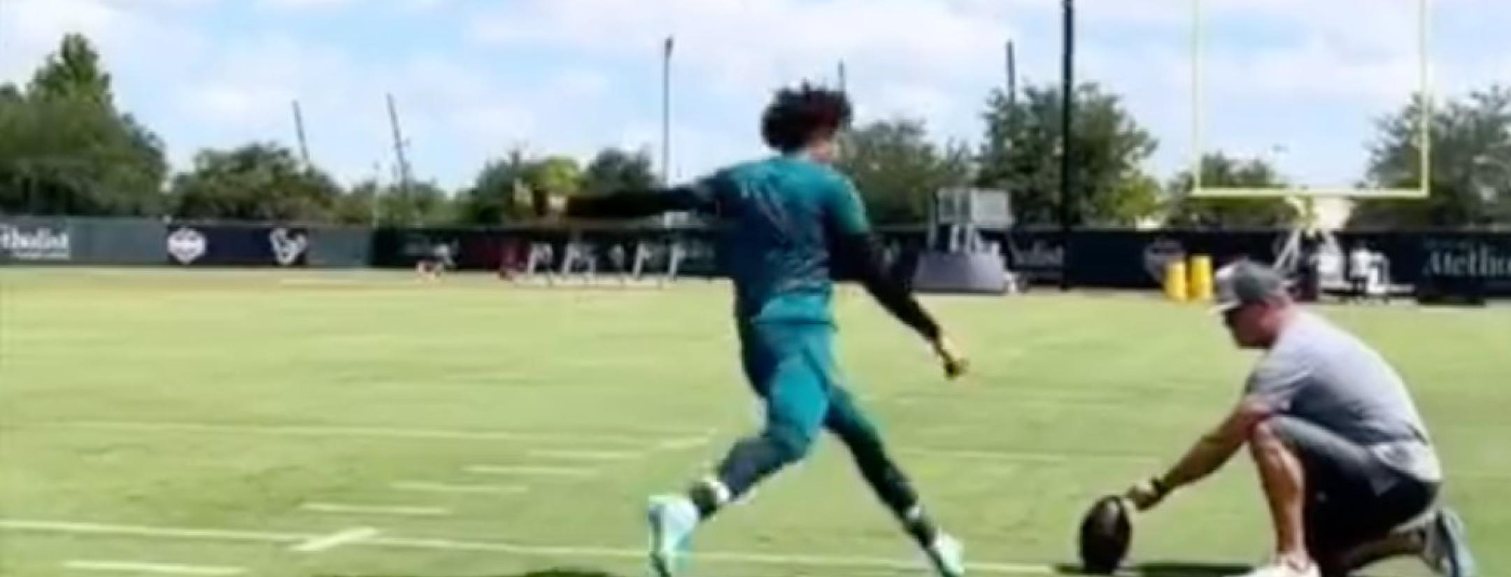 Memo Ochoa kicking field goals