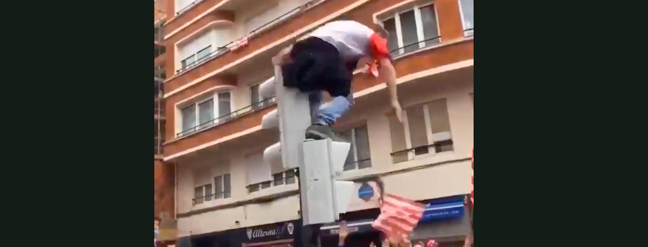 Bilbao fan jumps off traffic light