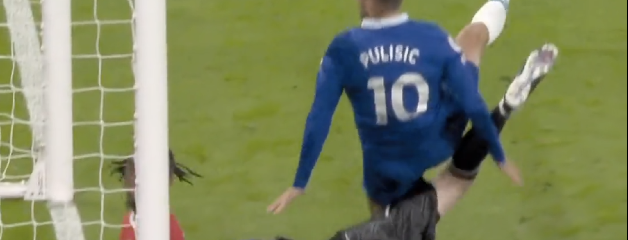 Pulisic falls on David de Gea