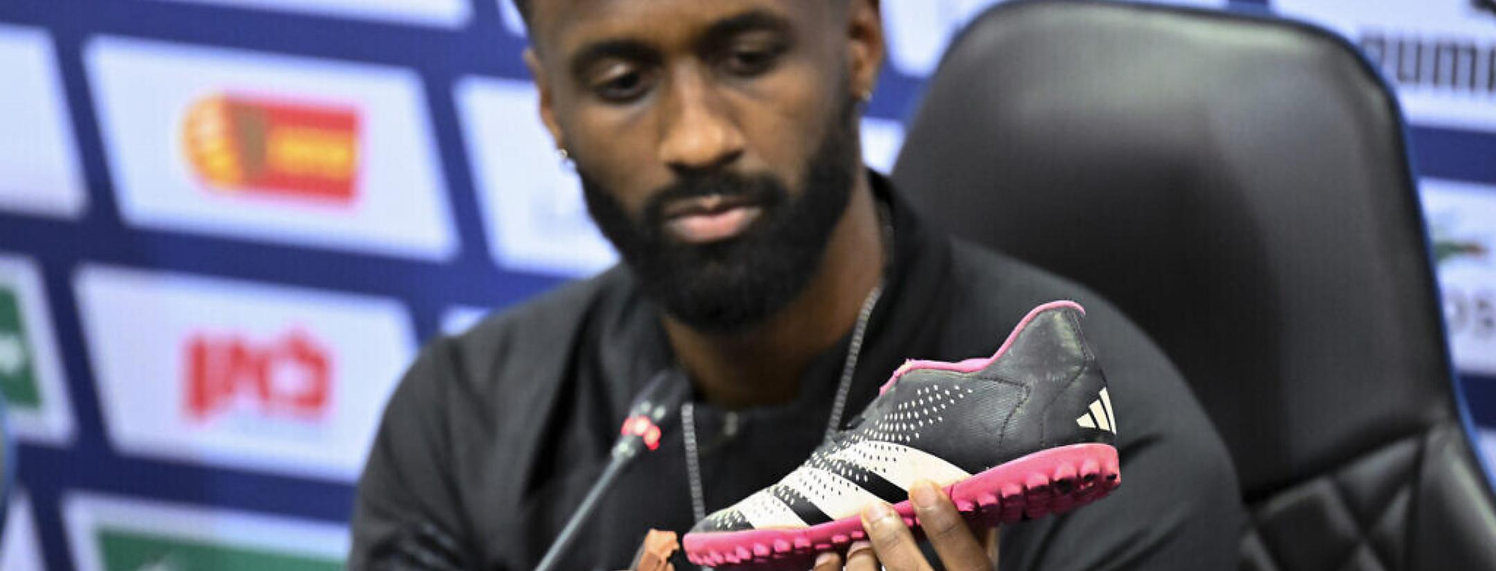 Israel captain shows shoe of kidnapped child