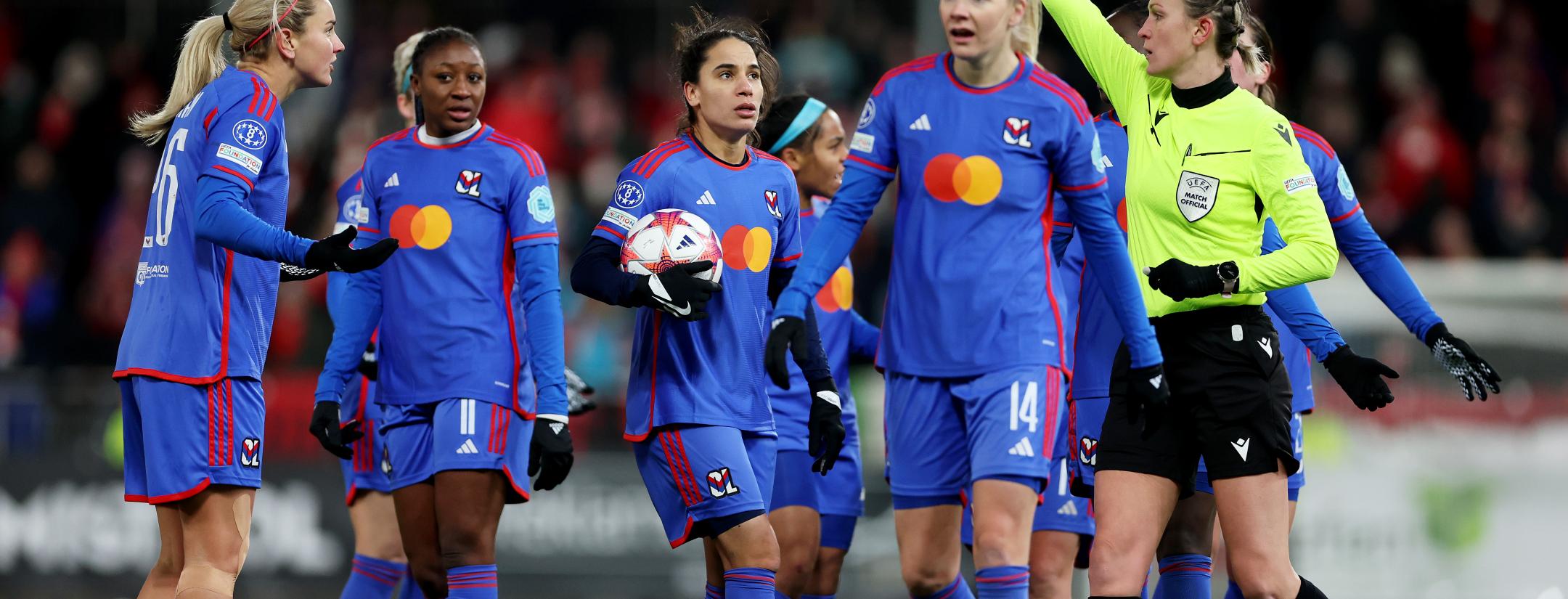 Lindsey Horan red card