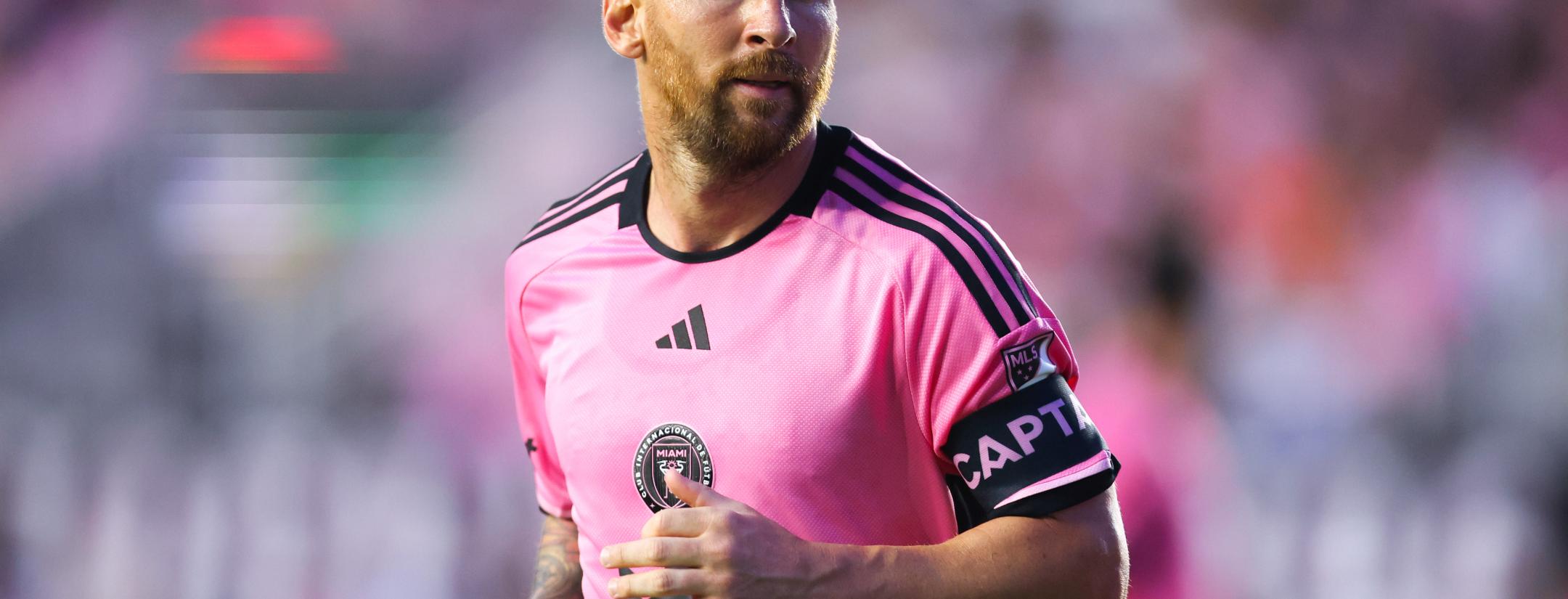 Messi helps fan escape security