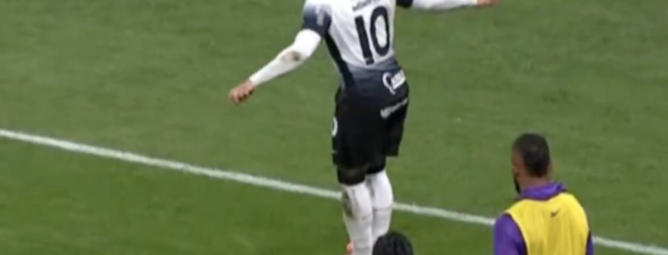 Depay stands on ball