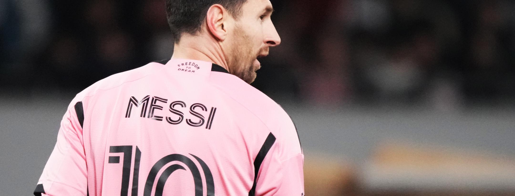 Messi laughs at teammate Taylor after missed penalty