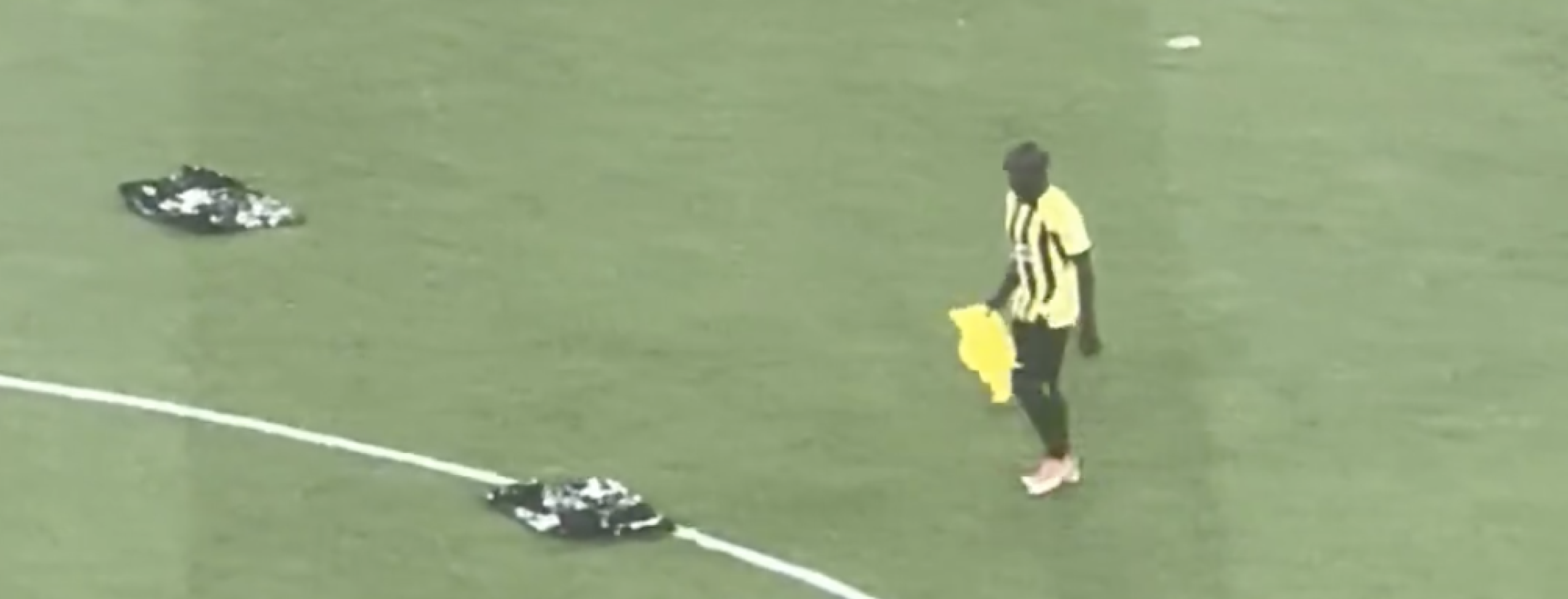 Kante picking up flags at Al Ittihad game