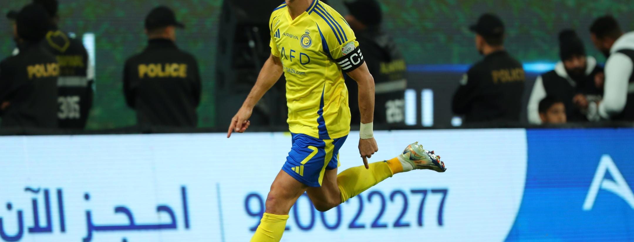 Ronaldo points and laughs at goalkeeper