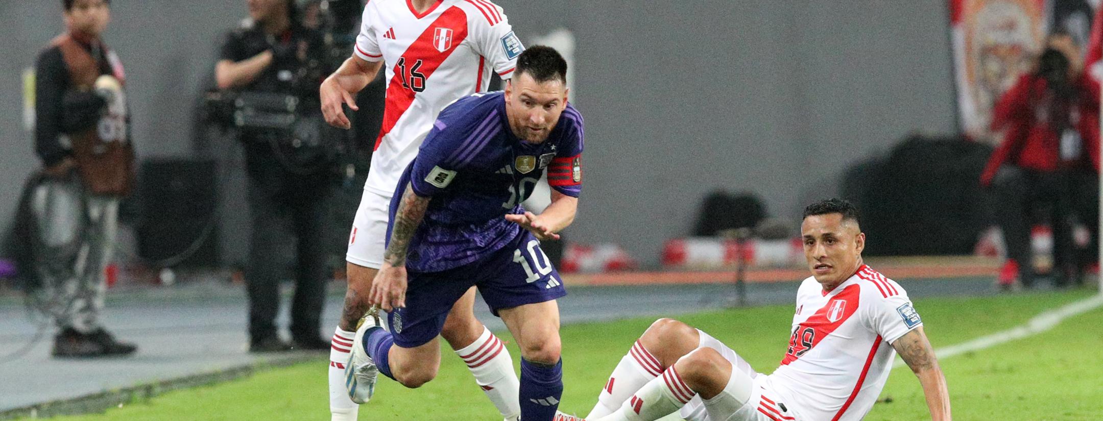 Messi dribbling vs Peru