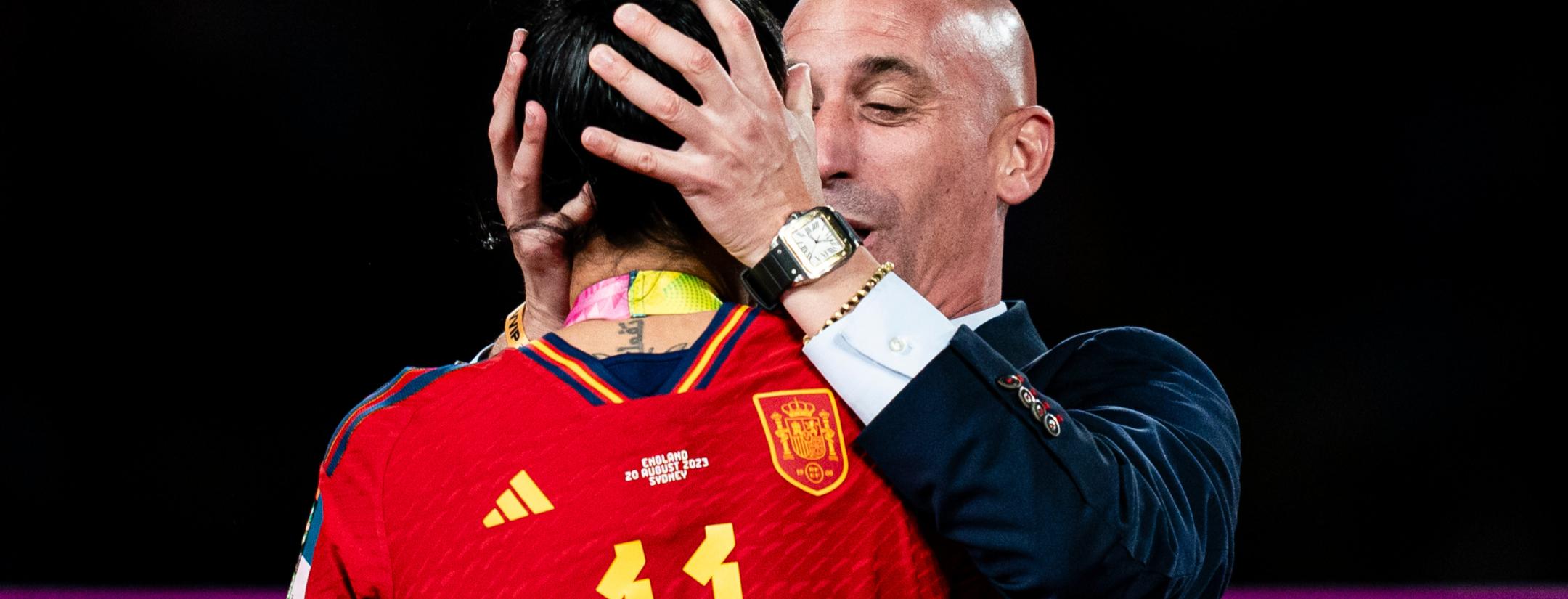 Spanish soccer chief kisses Jenni Hermoso