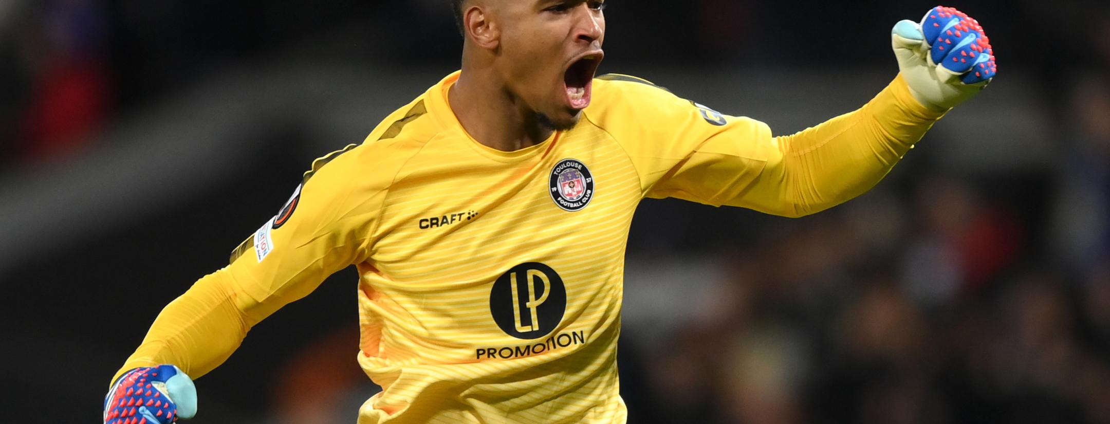Toulouse goalkeeper leads chants