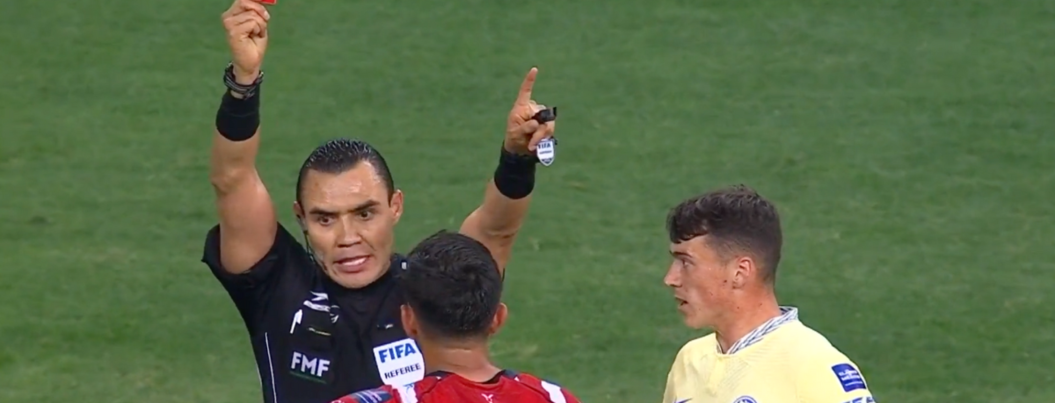 Expulsión de Pocho Guzmán vs América