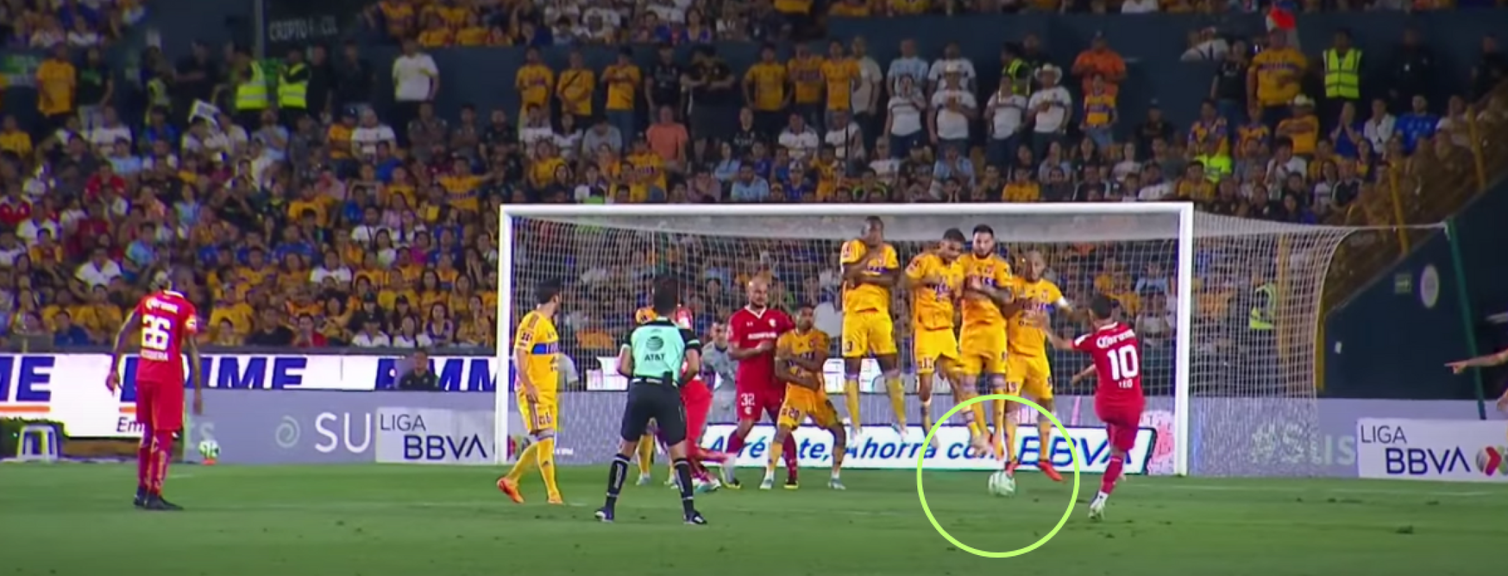 Free kick goal under the wall