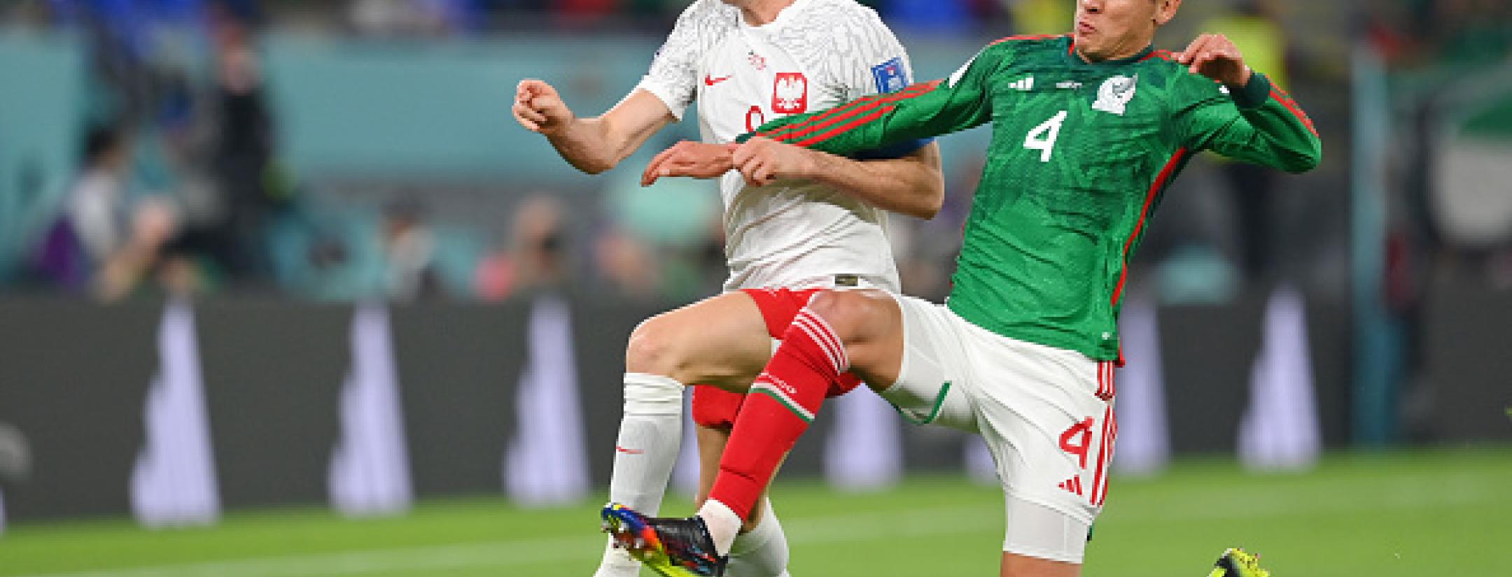 Robert Lewandowski (izquierda) y Edson Álvarez (derecha) disputan un balón.