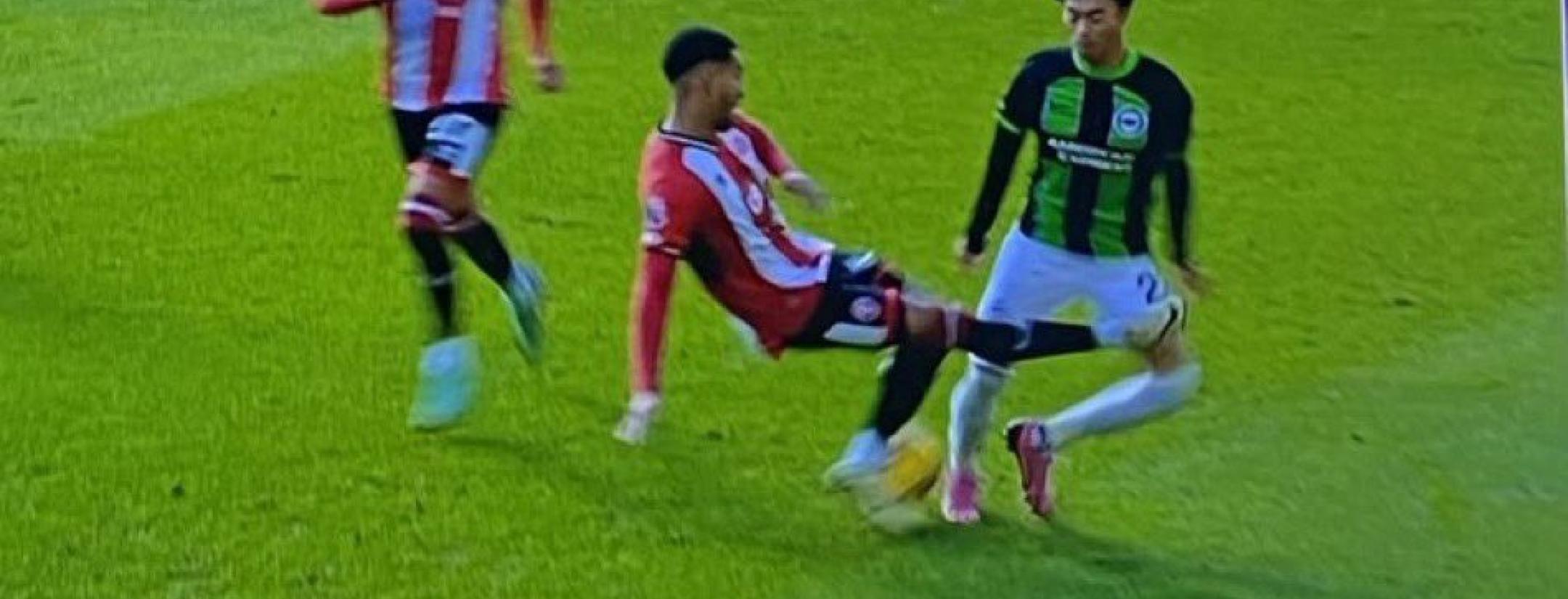 Mason Holgate tackle on Kaoru Mitoma