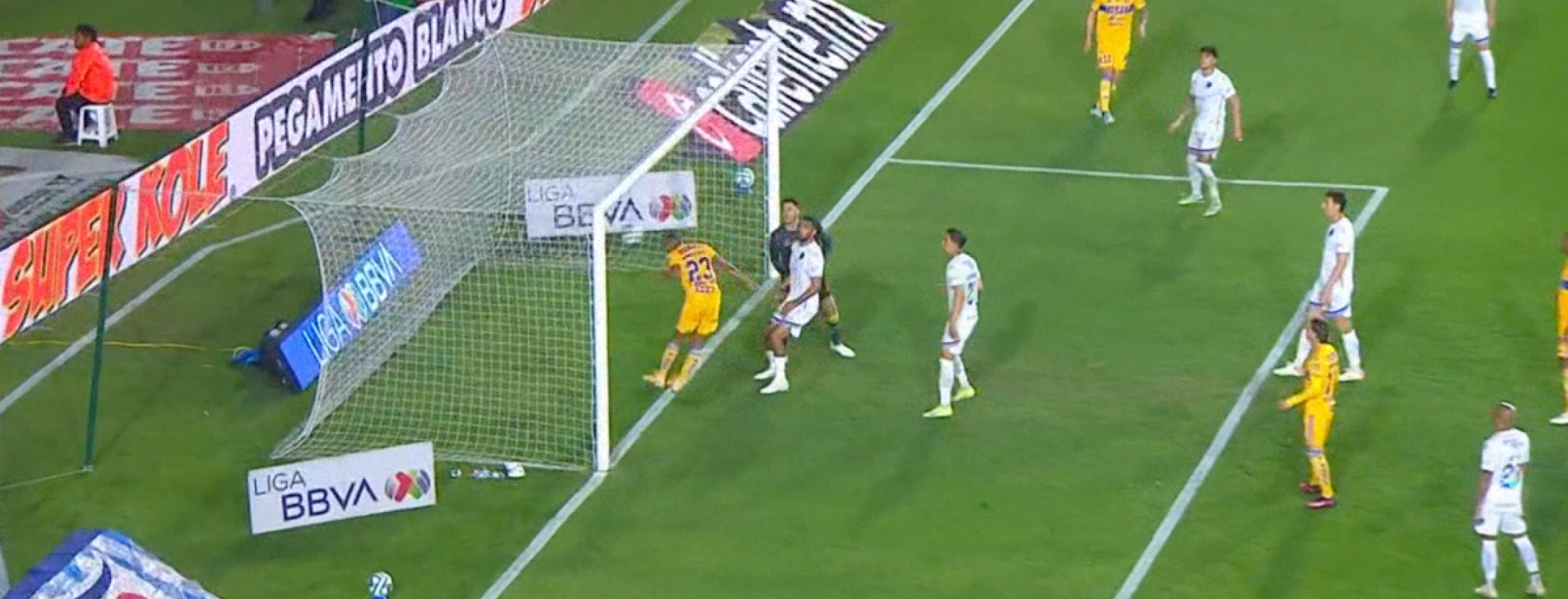 Luis Quiñones arruina gol de Gignac