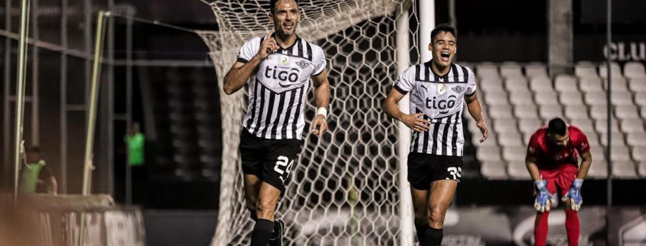 Roque Santa Cruz celebra gol