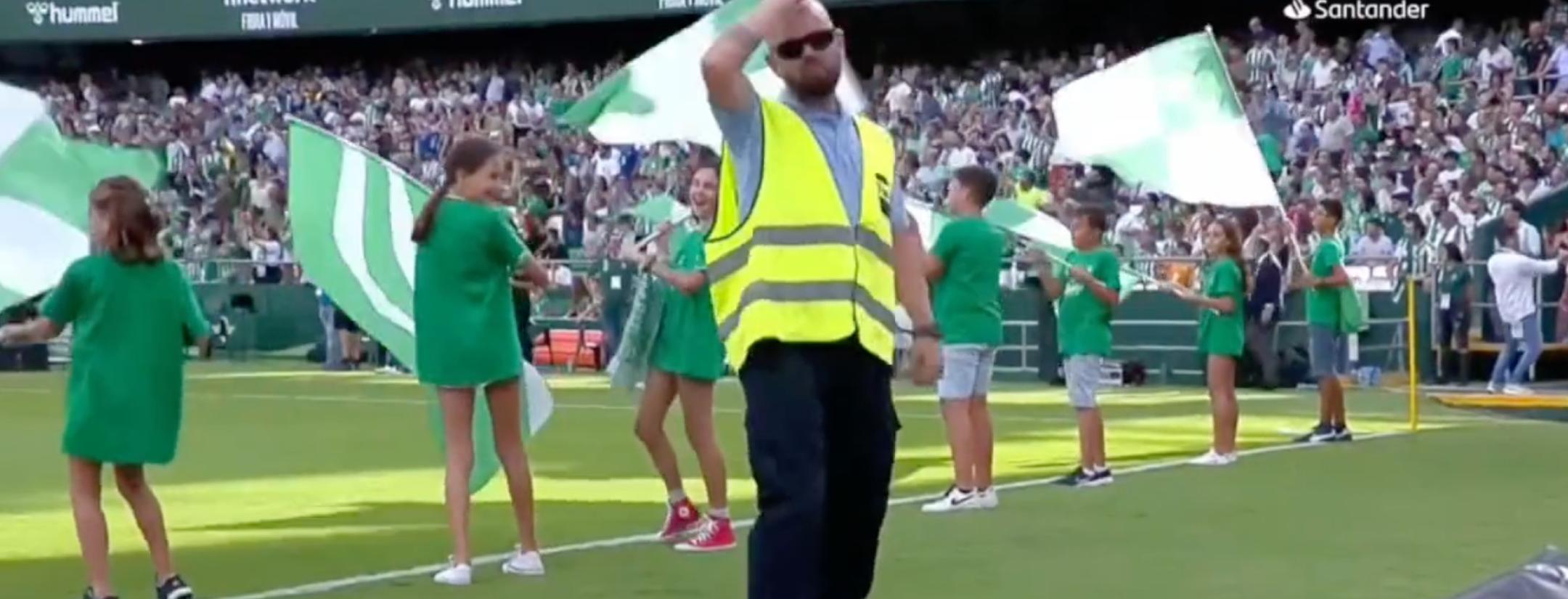 Seguridad del Betis bailando Despechá