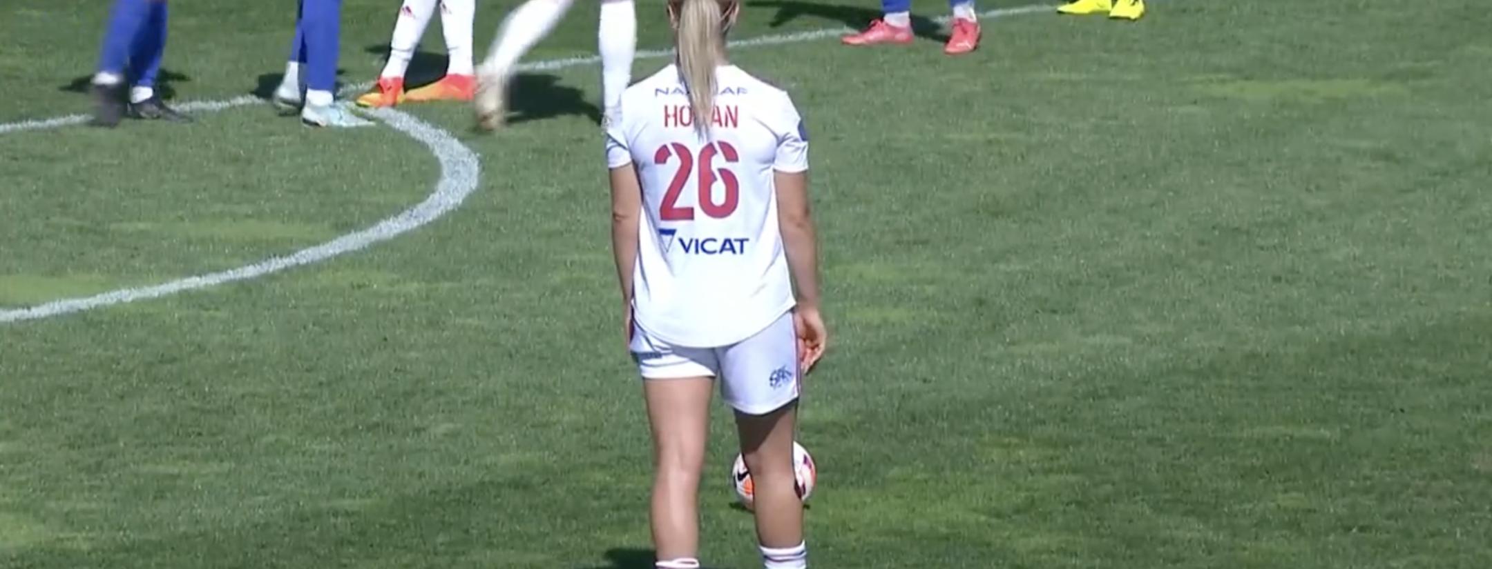 Lindsey Horan free kick