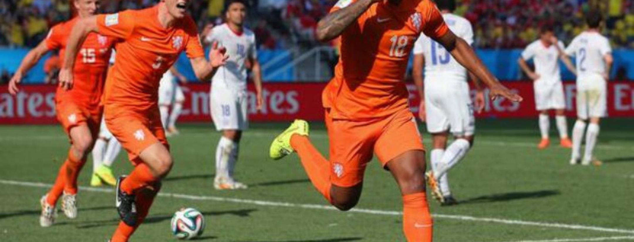 Leroy Fer scores a goal for the Dutch
