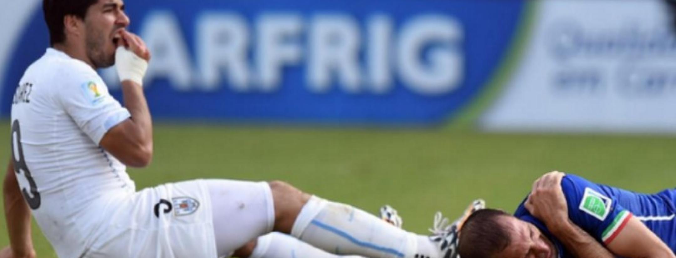 Luis Suarez Bites Giorgio Chiellini