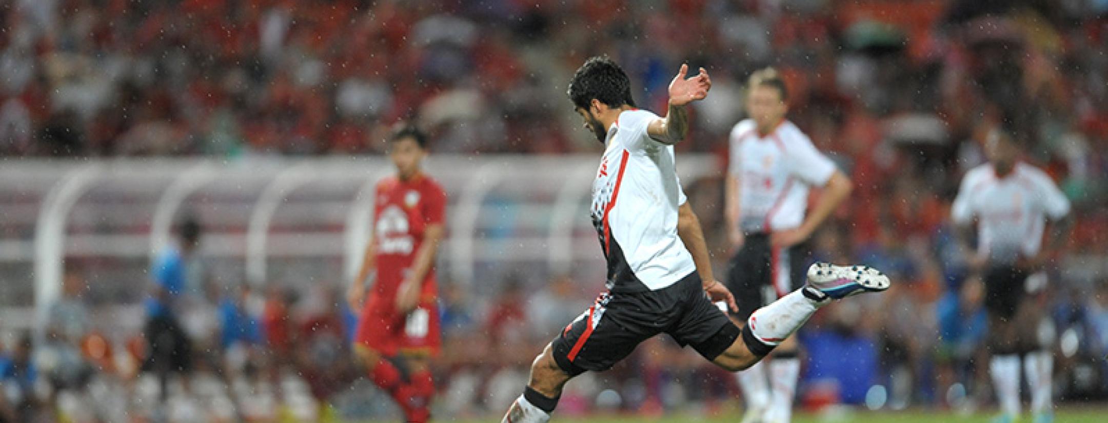 Suarez kicking the ball