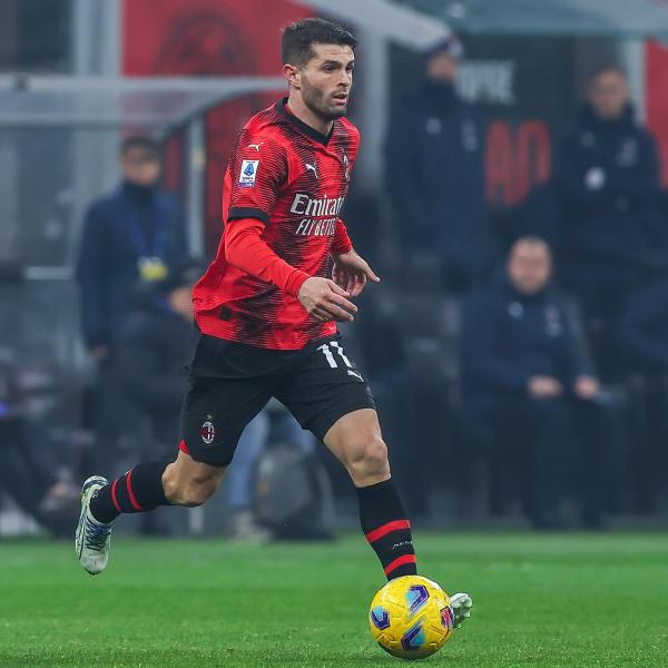 Christian Pulisic dribbling the ball in AC Milan's Serie A match against Bologna