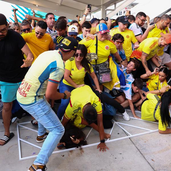 Aficionados de Colombia y Argentina intentan pasar la puerta en medio de disturbios durante el partido final de la CONMEBOL Copa América 2024 entre Argentina y Colombia en el Estadio Hard Rock.