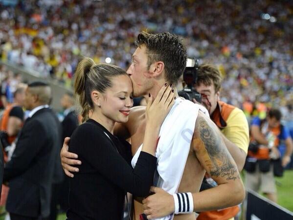 Athletes dating celebrities: Mesut Ozil & Mandy Capristo
