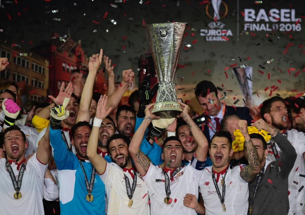 Sevilla hoist the Sevilla Cup Sevilla hoist the Sevilla Cup